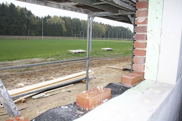 Durch die Fensteröffnung hat man einen guten Blick auf den Rasenplatz