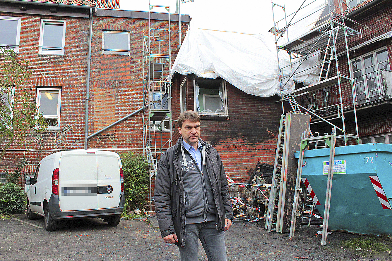 Stadtbrandmeister Klaus Daniel Ney im Hinterhof seiner Altstadtgebäude mit der Schuhmacherwerkstatt (li.), dem Restaurant (Mitte) und einem Nachbar-Wohnhaus Fotos: tp/Polizei
