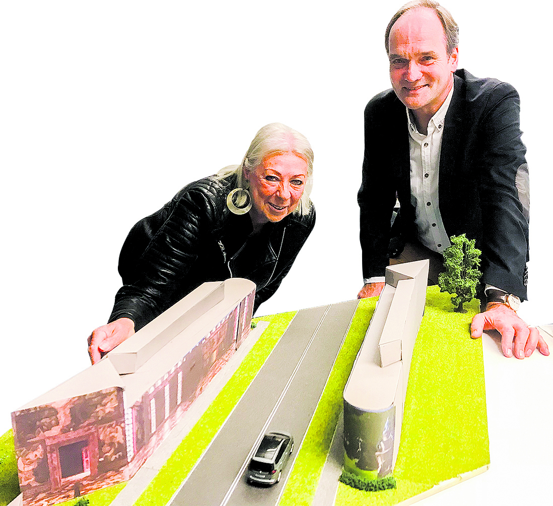Stellten ein Modell der bemalten Brücke vor: Karin Klesper und Dr. Hans-Heinrich Aldag