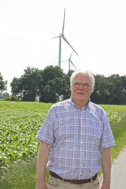 Wilhelm Hartmann zeigt: Auf der Seite des Landkreises Stade sind die Windräder schon gebaut, im Landkreis Harburg ist es jetzt möglich