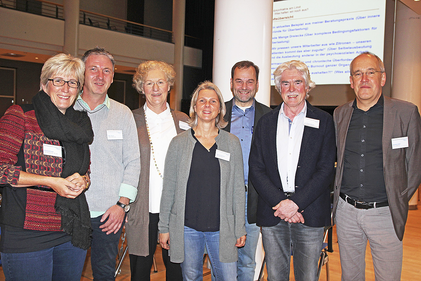 Gestalteten die Fachtagung (v. li.): Andrea Picker (Herbergsverein Winsen), Marc Koch (Psychiatrisches Wohn- und Pflegeheim Haus Hoheneck), Dr. Angela Schürmann (Psychiatrische Klinik Lüneburg/PKL), Stefanie Oertzen (gemeinnützige HiPsy GmbH), Dr. Peter Schlegel (Leiter des Sozialpsychiatrischen Dienstes), Burkhard Rehr (PKL) und Referent Dr. Rudolf Heltzel Foto: Landkreis Harburg