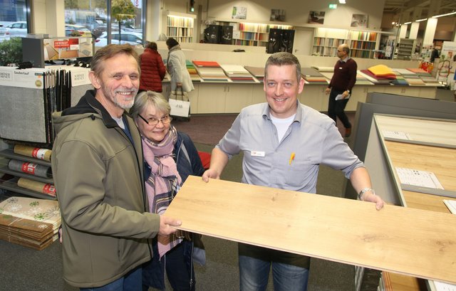 Wer einen neuen Bodenbelag benötigt, ist bei Fachmann Dennis Detje von der Firma CW Christiansen an der richtigen Adresse. Bruno und Regina Kossiski aus Buxtehude schauten sich Laminat an. "Wir werden uns aber wahrscheinlich für einen Vinylboden entscheiden", meint Bruno Kossiski.
