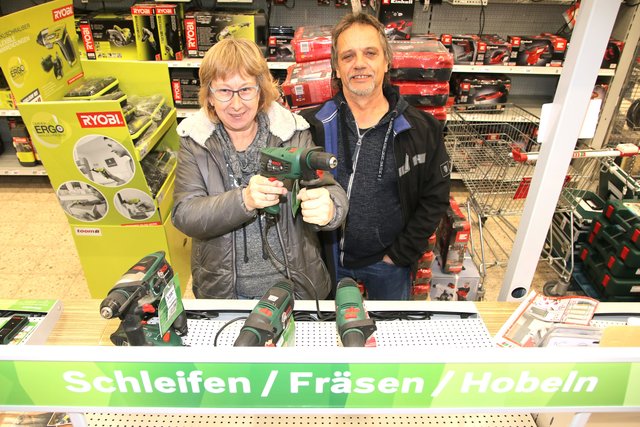 Im Baumarkt Toom begutachten Conny und Kurt Stempelmann die Bohrmaschinen. Am liebsten wäre ihnen ein Akku-Bohrer, mit dem sie im Garten ohne lästiges Kabel hantieren können. Im kommenden Frühjahr steht bei dem Ehepaar aus Wiegersen das Projekt Hühnerstall auf der Agenda