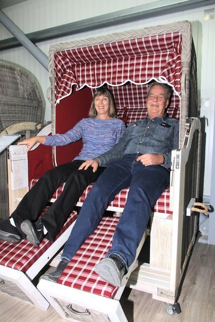Ihr künftigen Lieblingsplatz haben Anke und Hartmut Albrecht bei der Strandkorb-Manufaktur gefunden. Das Ehepaar aus Freiburg will für den Landhaus-Strandkorb im Vintage-Look eine maritime Ecke im Garten schaffen - mit Reet und kleinem Sandstrand