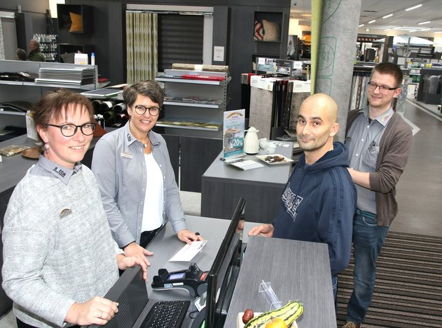 Gleich mit einem doppelten Lächeln wurde Amir Abbassian an der Kasse des Firma Scholz empfangen. Janine Lehmann (li.) und Birgit Winter hatten für jeden Kunden nette Worte, ein paar Kekse und eine Tasse Kaffee parat. Ihr Kollege Kai Skalmowski freute sich, einen zufriedenen Kunden verabschieden zu können.