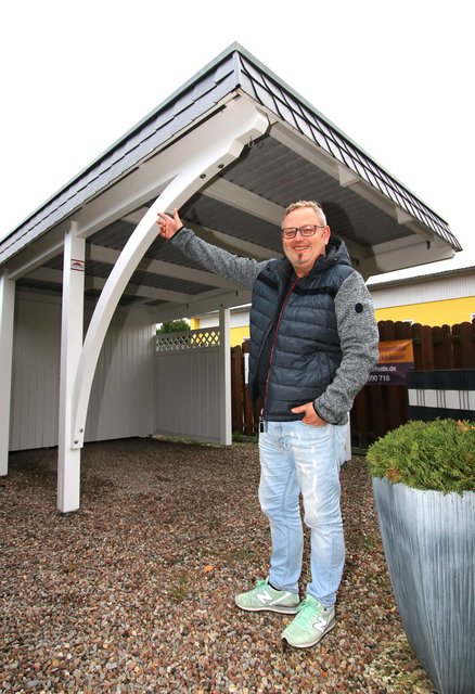 "Carports sind die ideale Alternative zu Garagen", sagt Sven Meyer von R+S Carports. Der Vorteil: In den Carports gibt es immer eine Luftzirkulation. Die Autos können nicht durch Feuchtigkeit Schaden nehmen