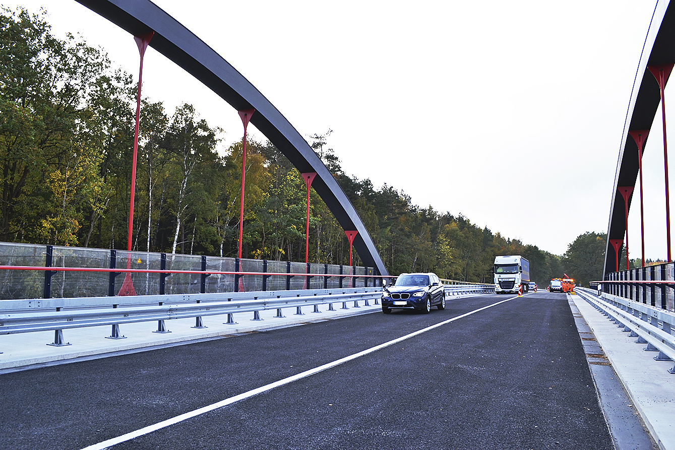 Bei der Verkehrsfreigabe der neuen Bahnbrücke herrschte vor allem Erleichterung, dass der Verkehr wieder ungestört fließt. Jetzt gibt es neue Kritik Foto: bim