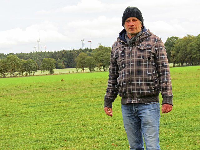 LSV-Vorsitzender Eckart Grote auf dem Flugplatz in Holtorfsloh. Mehrere Windkraftanlagen stehen bereits in der Nachbarschaft