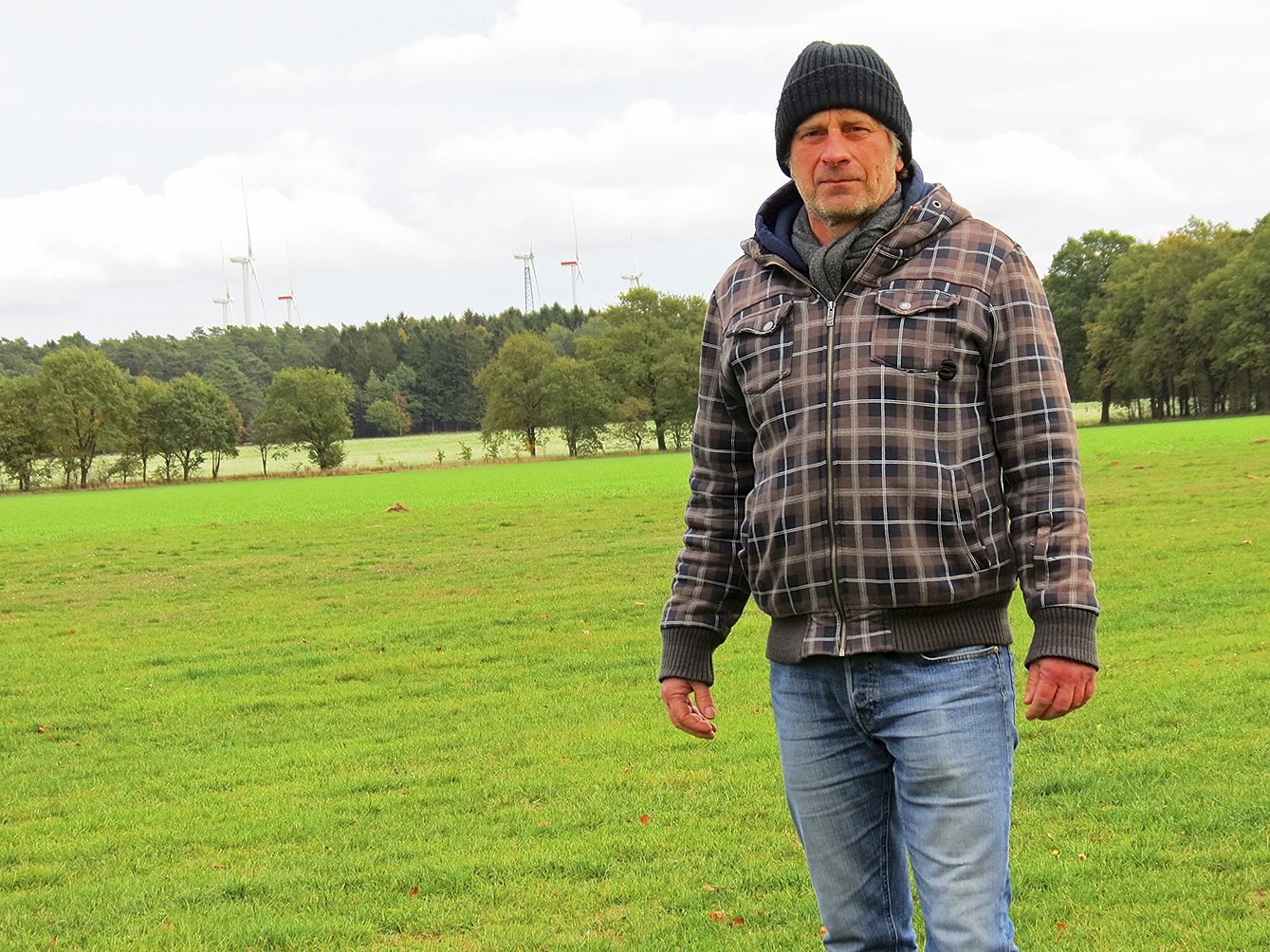 LSV-Vorsitzender Eckart Grote auf dem Flugplatz in Holtorfsloh. Mehrere Windkraftanlagen stehen bereits in der Nachbarschaft