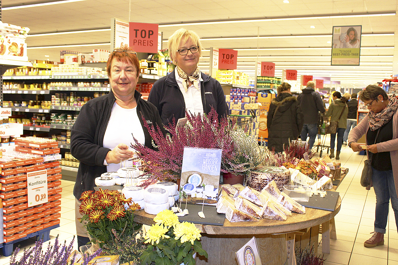 Fachberaterinnen Doris Brandt (li.) und Anja Bistauer berieten an der Käsestraße