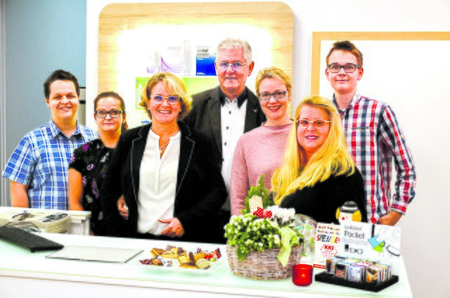 Das Team von Optiker Meins (v.li.): Thomas Kranz, Jacqueline Meyer, Karen und Uwe Meins, Claudia Aldag, Monika Snyckers-Hammermeister und Moritz Lettberg