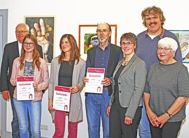 Preisverleihung (v. li.): Hans-Uwe Weyer ("Salzhausen e.V,"), Leah Meier, Karina Balduhn, Werner Grunewald, Susanne Gellers (Sparkasse Harburg-Buxtehude), Christoph Ehlermann ("KuKuK") und Bürgermeisterin Elisabeth Mestmacher