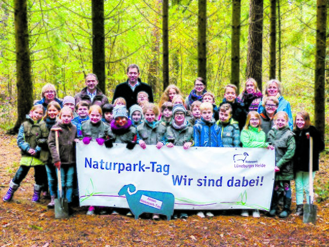 Jetzt heißt es anpacken! Am Samstag, 10. November, findet wieder der "Naturpark-Tag" statt. An insgesamt 25 Orten im Landkreis Harburg haben Bürger die Möglichkeit, gemeinsam mit Vereinen und Verbänden einen Beitrag für den Erhalt der wunderschönen Heide-Landschaft zu leisten. Mit dabei sind auch viele Kinder