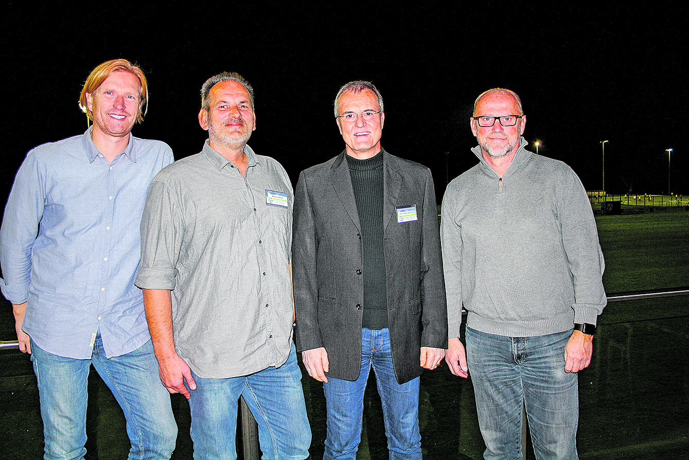 "BFC meets Friends": (v. li.) Björn Schierenbeck (Werder Bremen), Klaas Jensen, Hans-Jürgen Lorenschat (beide Buchholzer FC) und Thomas Schaaf (Werder Bremen)