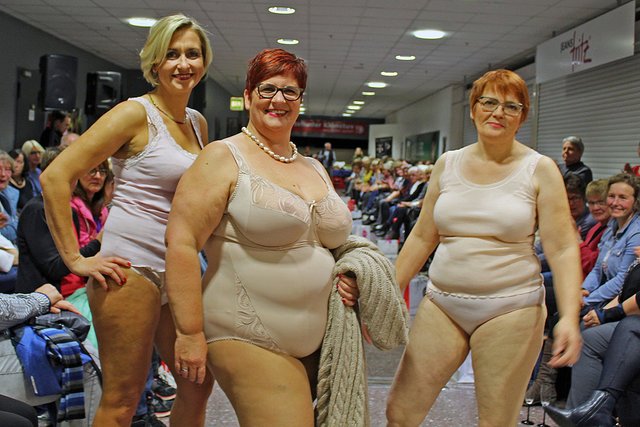 Fröhlich und entspannt zeigen sich Susanne (v. li.), Bianca und Angelika