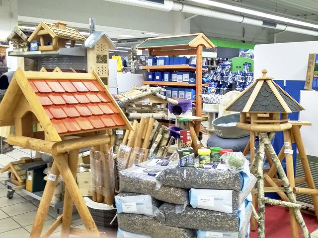 Futterhäuschen und Vogelfutter sind die Renner im Sortiment