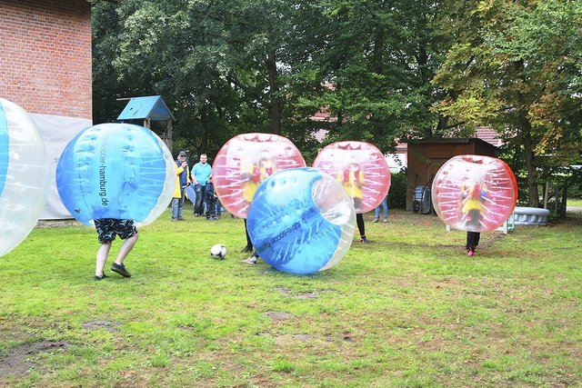 Voller Körpereinsatz beim Bubble-Soccer