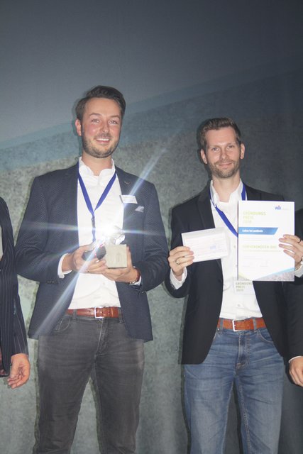 Preisträger Marvin Schlichting (li.) und
Sebastian Aschern von „HörVergnügen“ in Buchholz