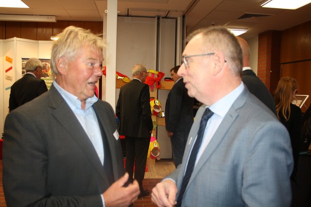 Udo Heitmann (Bürgermeister Jesteburg) im Gespräch mit Andreas Baier (Kreishandwerkerschaft)