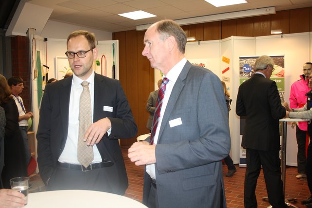 Jesteburgs Samtgemeinde-Bürgermeister Hans-Heinrich Höper (re.) und Arndt Weigel (Autohaus Meyer)