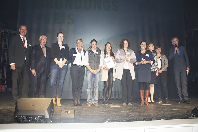 Gründungspreis-Siegerin Dr. Anna Rötting (Pferdeklinik Nindorf, 5. v. re.) mit ihrem Team, Sparkassen-Vorstand Andreas Sommer (Sparkasse Harburg-Buxtehude, li.), WLH-Geschäftsführer Wilfried Seyer (2. v. li.) und Moderator Helge Nissen (re.)