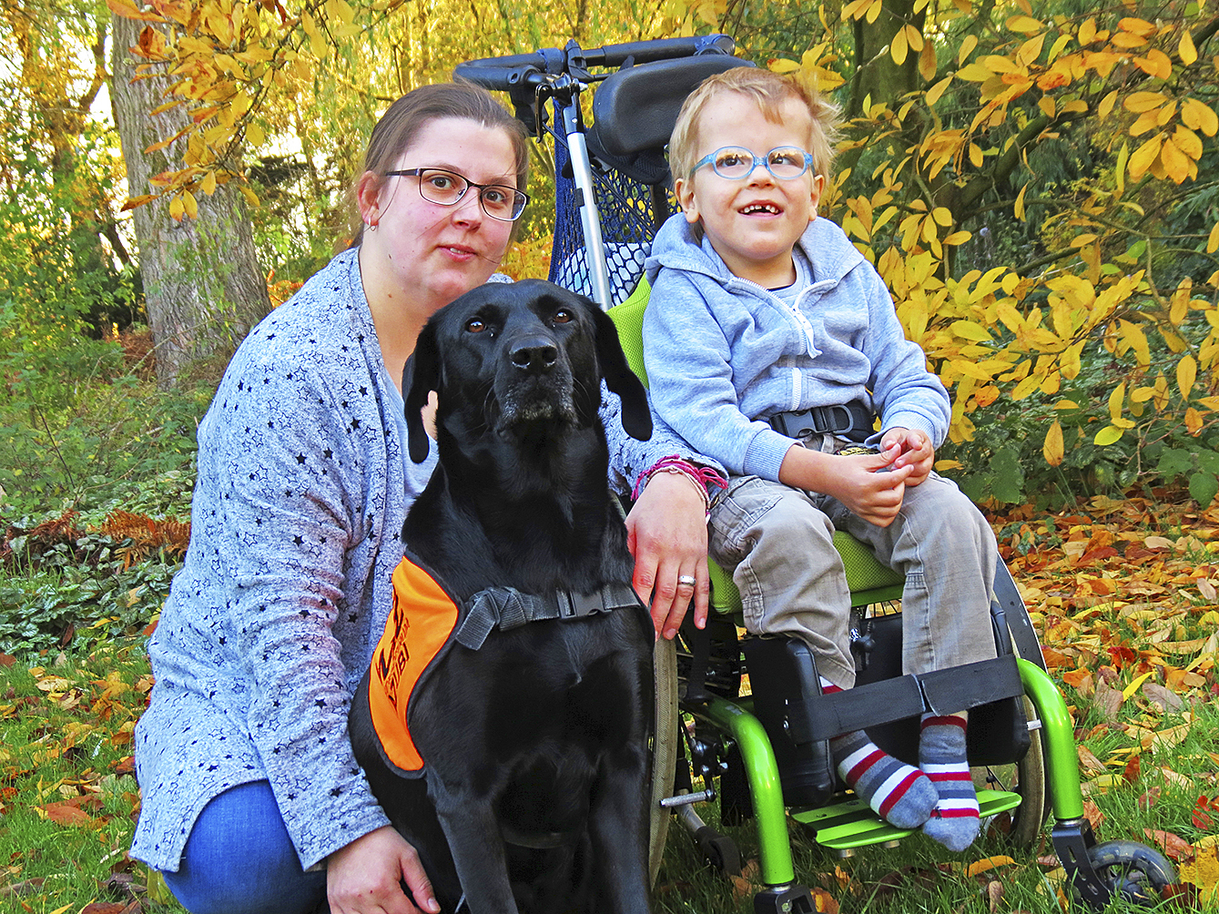 Janina Roeske mit ihrem Sohn Jannick im Garten Fotos: ts