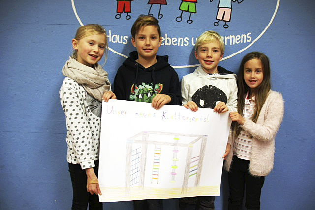 Die Klassensprecher Leni, Fabian, Liam und Malena hoffen, das mit dem Flohmarkt genug Geld für das neue Klettergerüst zusammen kommt