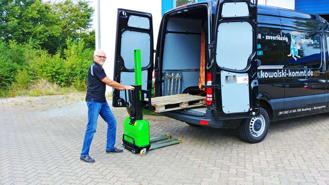 Die Firma Kowalski bietet ab sofort auch den mobilen Stapler an, der beim Be- und Entladen von Palettenware hilfreich ist | Foto: Kowalski