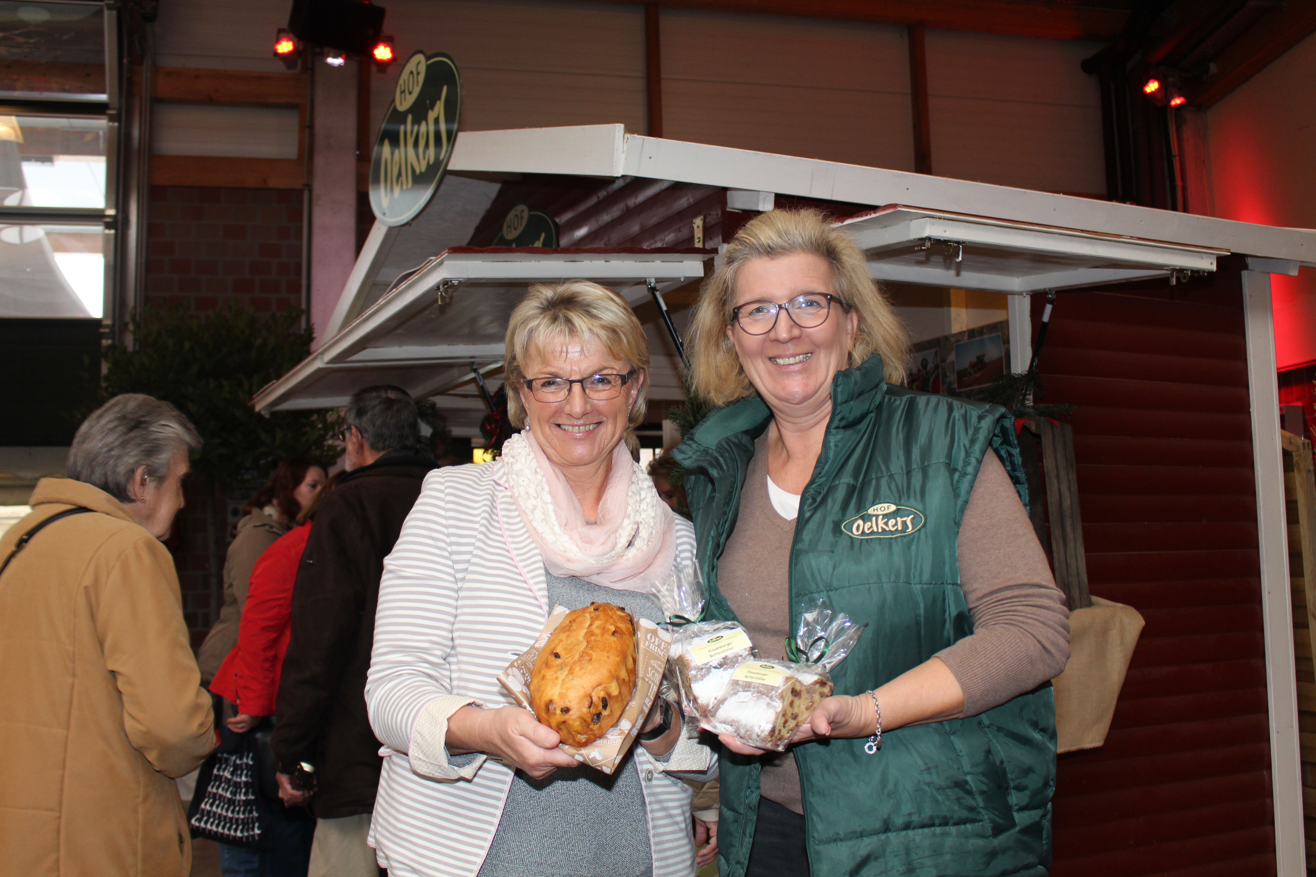 Sie stimmen auf die Weihnachtszeit ein: Rita Oelkers (li.) und Mona Laser organisieren den beliebten Wintermarkt auf dem Hof Oelkers