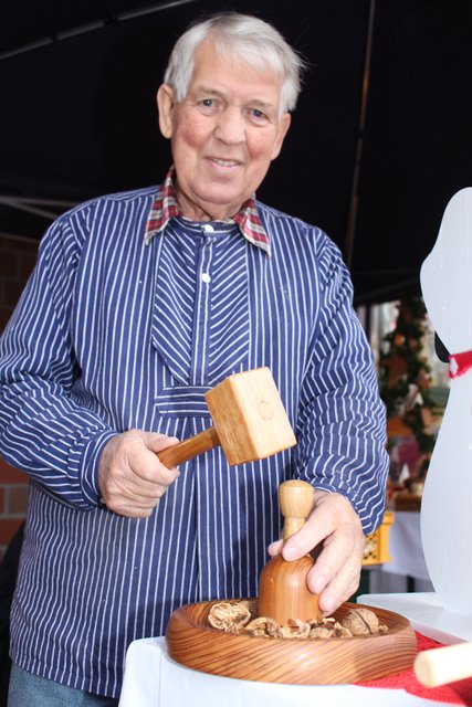 Am Stand von Dieter Meyer konnte man gedrechselte Adventsdeko aus Holz erwerben - etwa diesen Nussknacker