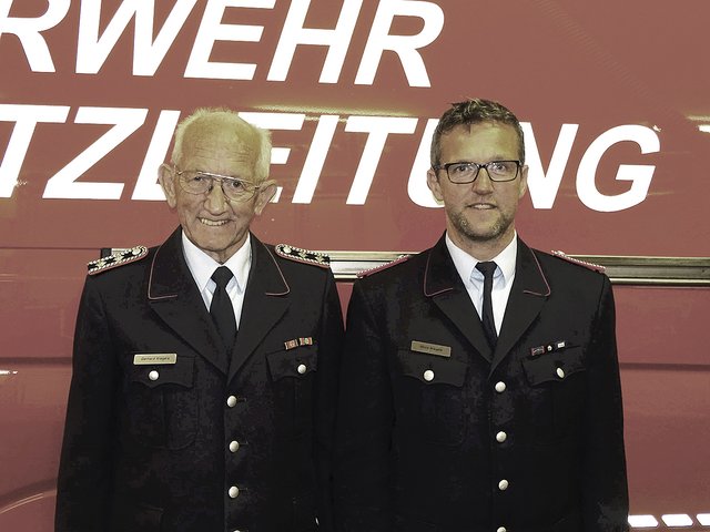 Vize-Ortsbrandmeister Mirco Wiegels gratulierte seinem Vater Gerhard zur Ehrung anlässlich
dessen 60-jähriger Mitgliedschaft in der Feuerwehr