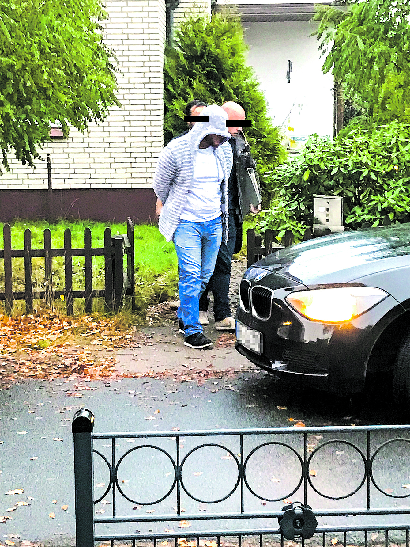 Hamburger Polizisten führen einen Mann in Handschellen ab. Laut Polizei soll er Ende 2017 einen Elektro-Markt überfallen haben