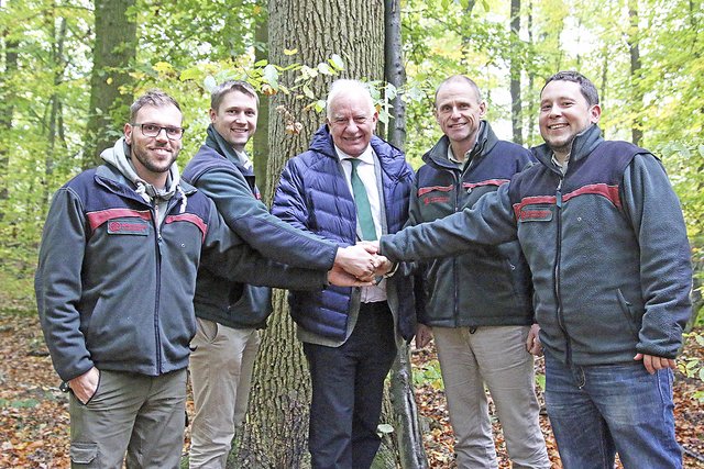 Waldexperten unter sich (v. li.): Jan Teschner (Anwärter im Forstamt Harsefeld), Philipp Verpoorten (Sachgebietsleiter), Waldbotschafter Cajus Caesar, Thorsten Poppe (Dezernent im Forstamt Harsefeld) und Florian Offermanns (Leiter Waldpädagogikzentrum Elbe-Weser) Foto: Landesforsten