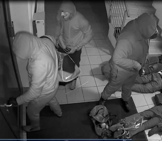 Mit diesem Foto sucht die Polizei nach zwei noch unbekannten Mittätern | Foto: Polizei Hamburg