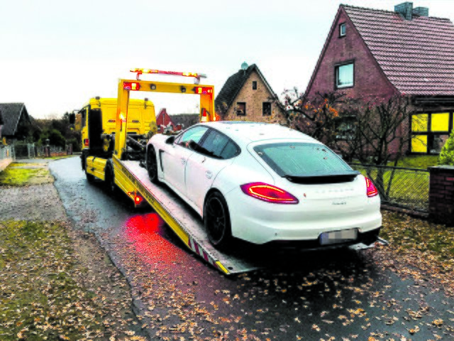 Nach der Festnahme wird ein Porsche aufgeladen. Vermutlich hat  er dem Verhafteten gehört
