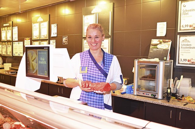 Erika Stale bedient die Kunden an der Fleischtheke