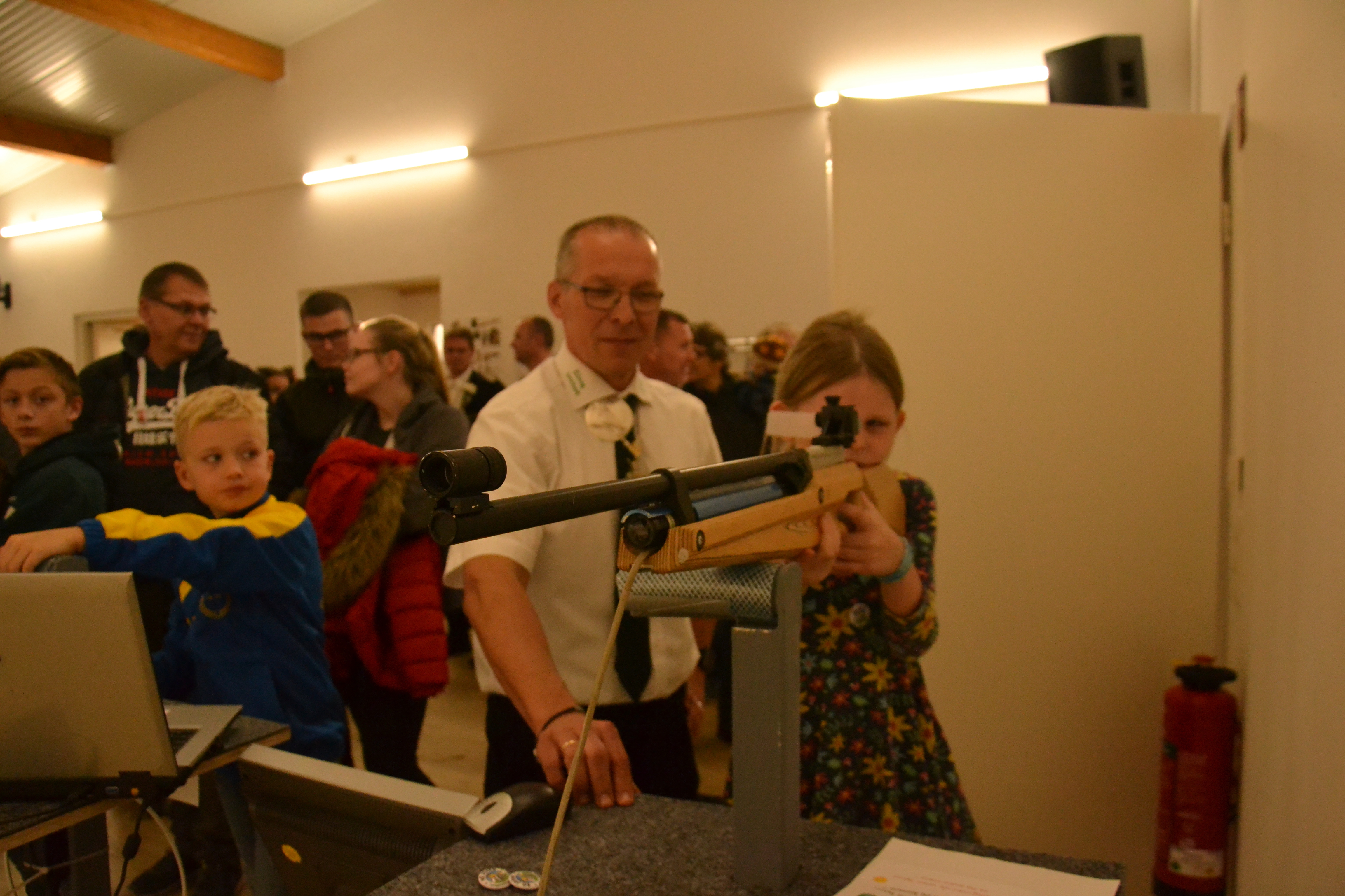 Juli Freudenthal (8) schießt unter Anleitung von Ralf Richter mit dem Lichtpunktgewehr