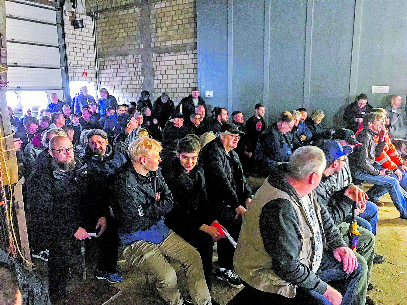 Die Auktion fand in einer Halle statt. Dort war nicht für alle Interessenten Platz Fotos: mum