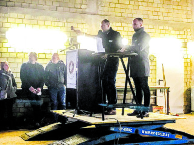 Jörg Bartuschat (2. v. re.) führte gemeinsam mit seinem 
Sohn Dennis die Auktion durch