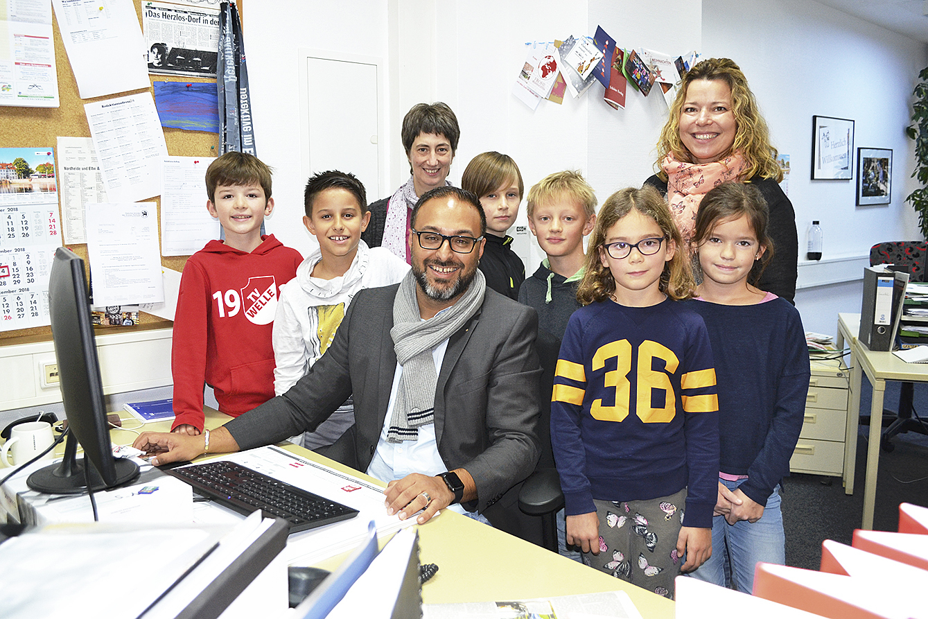 Das Redaktions-Team der Schülerzeitung "Eulenpost" schaute mit den Lehrerinnen Diana Bettke (re.) und Silke Crone WOCHENBLATT-Redakteur Sascha Mummenhoff über die Schulter