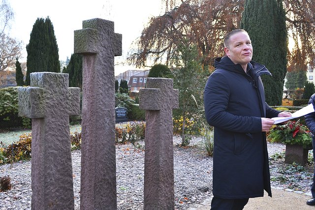 Jens Becker vom Volksbund Deutsche Kriegsgräberfürsorge, Kreisverband Harburg, sprach anlässlich der Kranzniederlegung auf dem Tostedter Friedhof