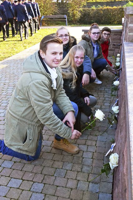 Legten Rosen am Ehrenmal nieder: die Realschüler (von vorne nach hinten): Kilian, Jasmin, Sophie, Annabelle und Claes
