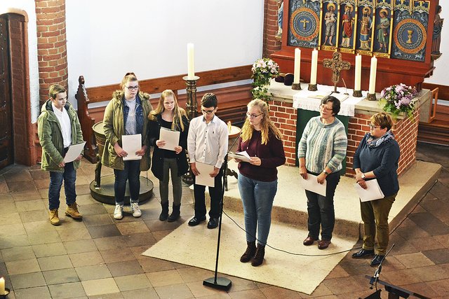 Schüler der Erich-Kästner-Realschule sowie ihre Lehrerinnen Monique Möller und Elke Müller (v. re.) gestalteten die Gedenkfeier in der Johanneskirche mit