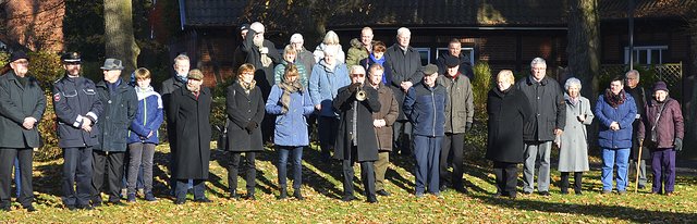 Erwin Becker (vorne Mitte) umrahmte die Kranzniederlegungen auf dem Friedhof und auf dem Menkenplatz mit seinem Trompetenspiel