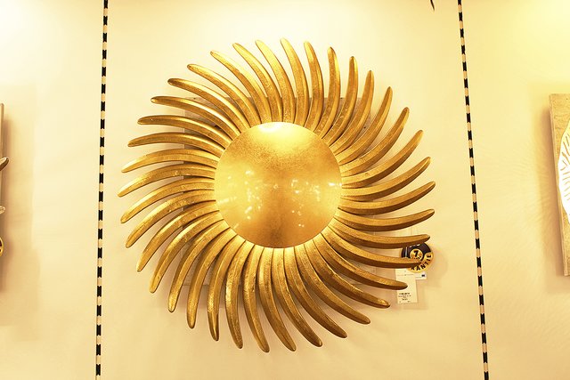 Gemütlichkeit dank indirektem Licht. Gesehen wurde diese Wandleuchte mit Blattgold-Dekor bei Möbel Jähnichen in Stade