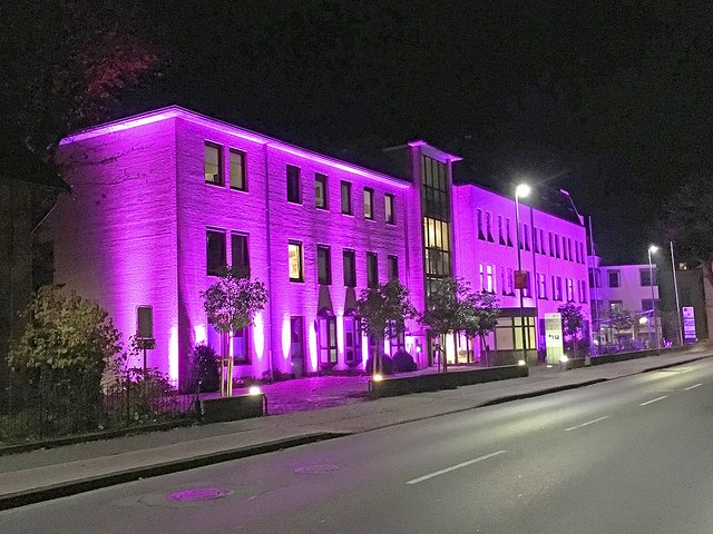 Die Hancken-Klinik in lila Licht getaucht | Foto: Carsten Seel
