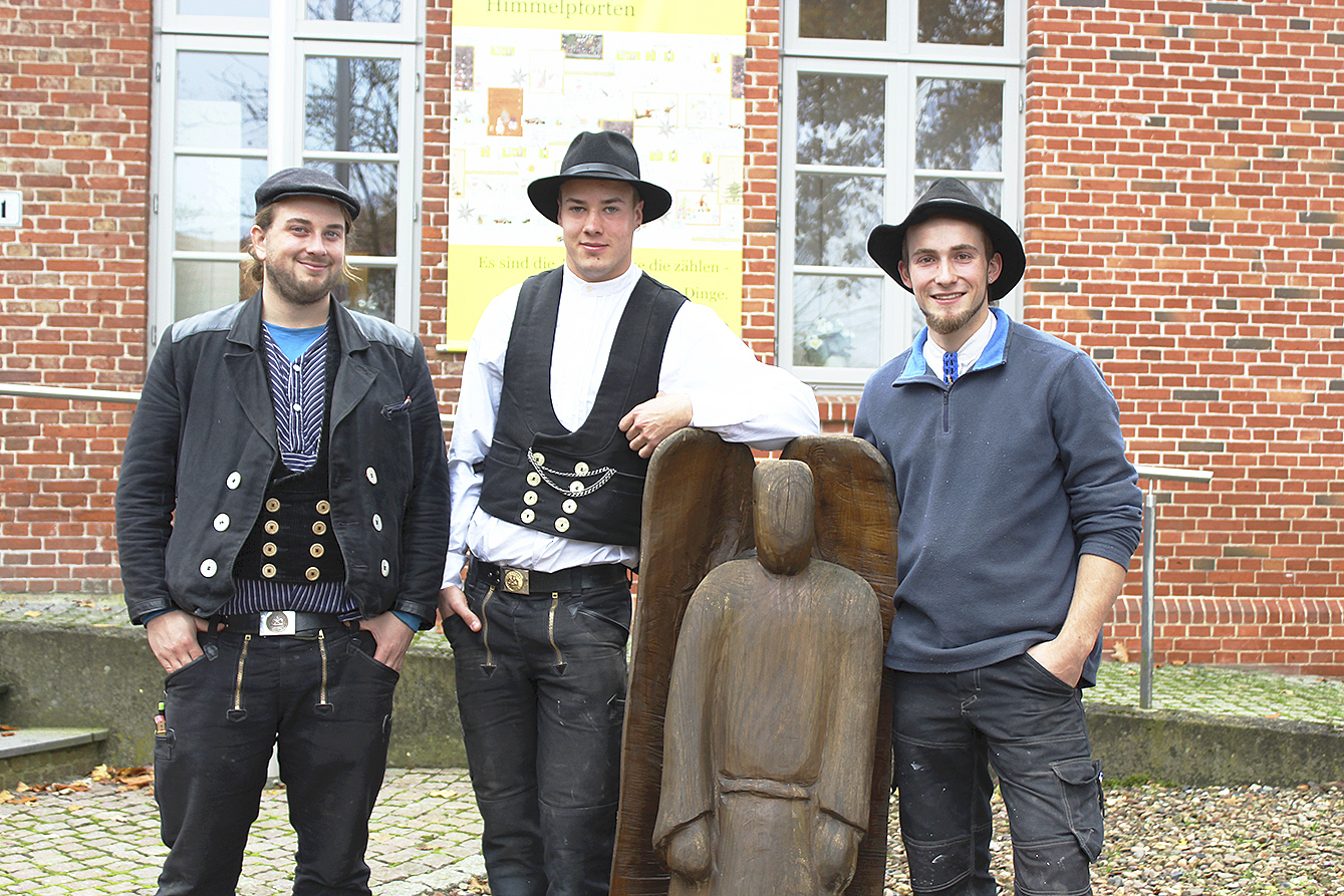 Besuchten auf ihrer Walz Himmelpforten: die Zimmerer (v.li.) Fiete Strathmann, Felix Lambeck und Matthias Müller