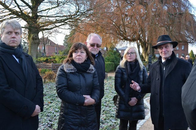 Nach der Kranzniederlegung auf dem Friedhof (v. li.): Samtgemeinde-Bürgermeister Dr. Peter Dörsam, Katharina Herrmann und Wilfried Müller vom Sozialverband, Grünen-Ratsfrau Nadja Weippert und Bürgermeister Gerhard Netzel