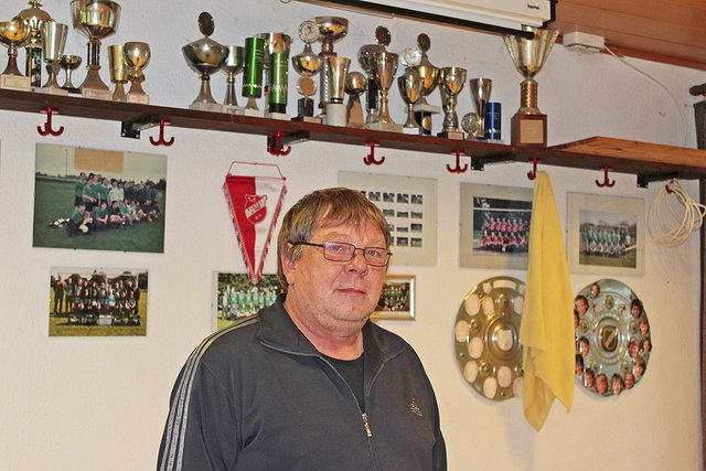 "Gegen Gewalt auf dem Fußballplatz": Vereinsvorsitzender Heinz Stüben im Clubhaus des Schwinger SC