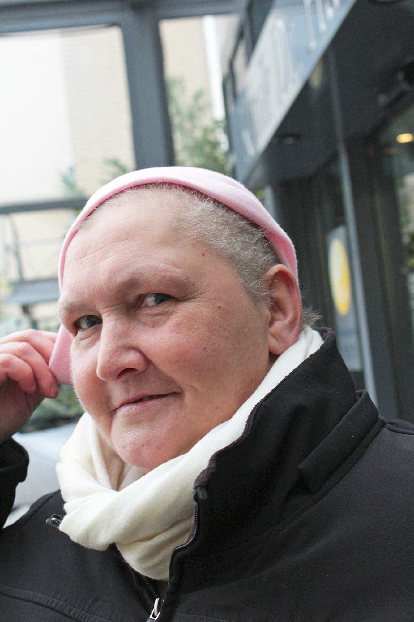 Vor der Klinik Dr. Hancken in Stade: Iris Brehm ist erleichtert über das Wachstum ihres Kopfhaars Foto: tp